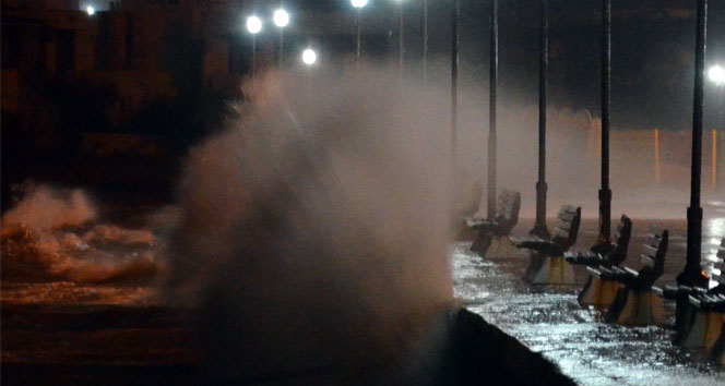 Edremit Körfezi'nde lodos fırtınası!