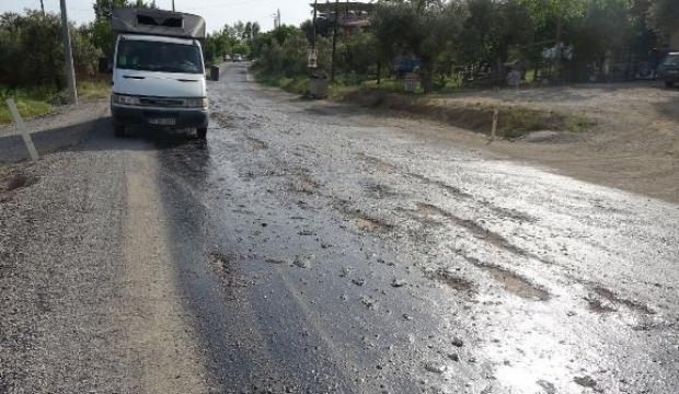 Edremit-Yenice yolunda sıcaktan asfalt eridi