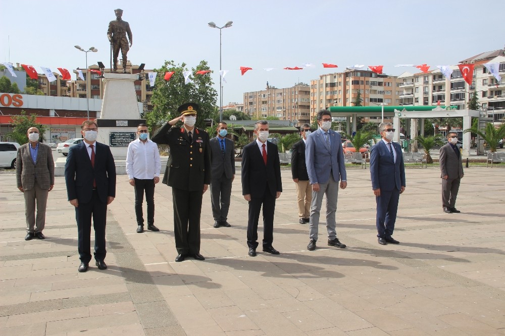 Edremit’te 19 Mayıs çelenk sunma töreniyle kutlandı 