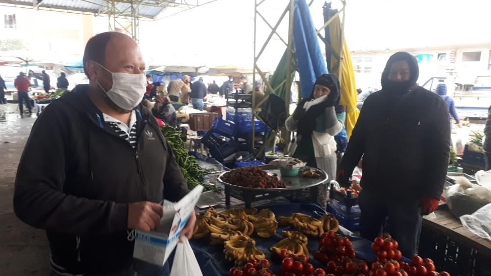 Edremit’te AK Parti maske dağıttı 