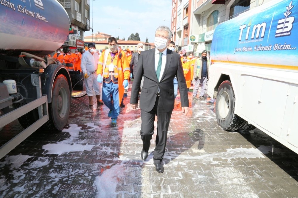 Edremit’te cadde ve sokaklar köpüklü su ile yıkandı 