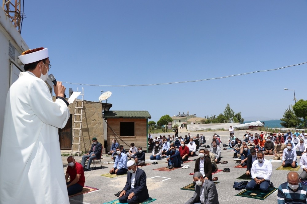 Edremit’te cuma namazı kılındı 