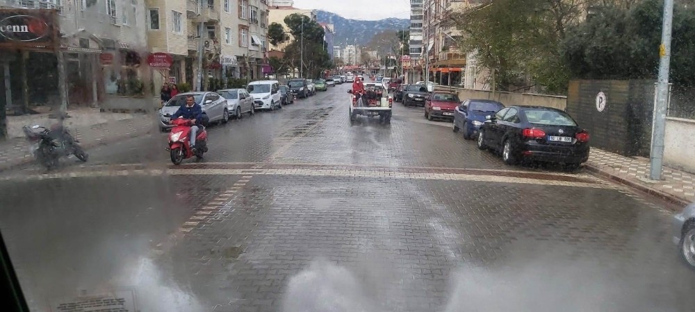 Edremit’te dezenfekte çalışmaları aralıksız sürüyor 