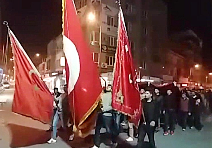 Edremit’te esnaf şehitler için yürüdü 