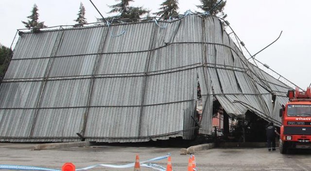 Edremit'te fırtına çatı uçurdu