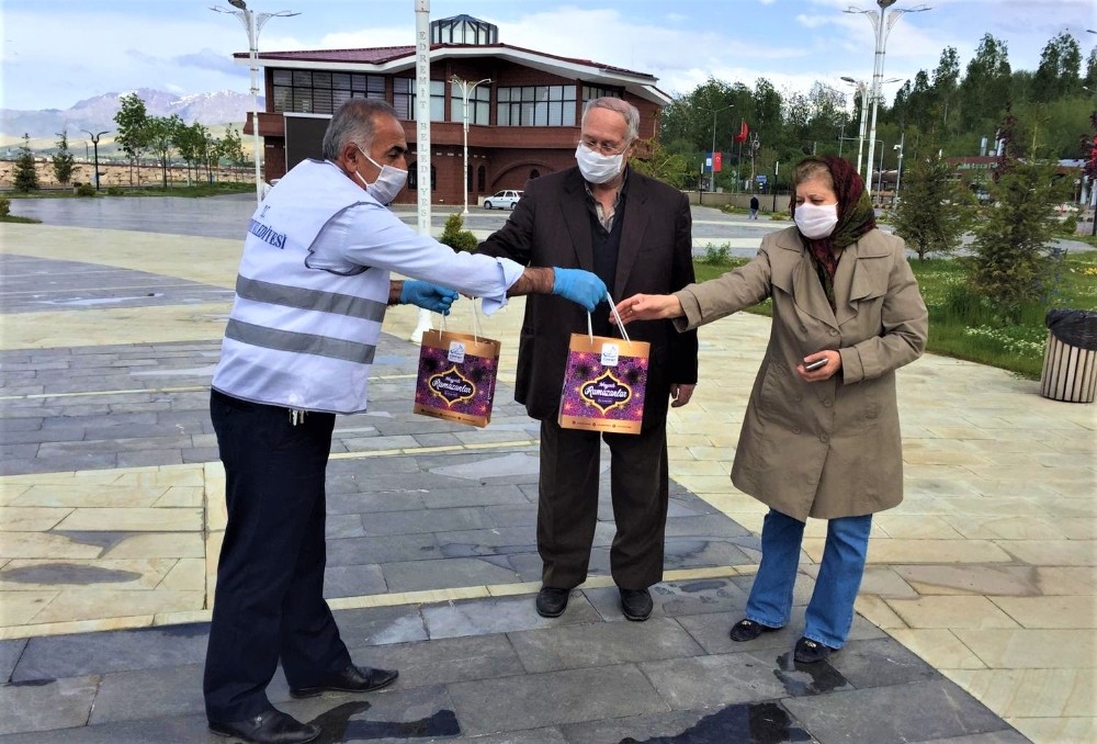 Edremit’te güvenlik güçleri ile 65 yaş ve üstü vatandaşları unutulmadı 