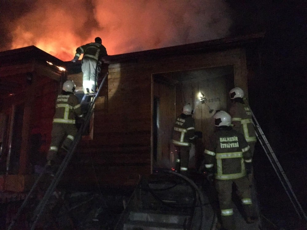 Edremit’te ısı pompası ahşap evi yaktı 