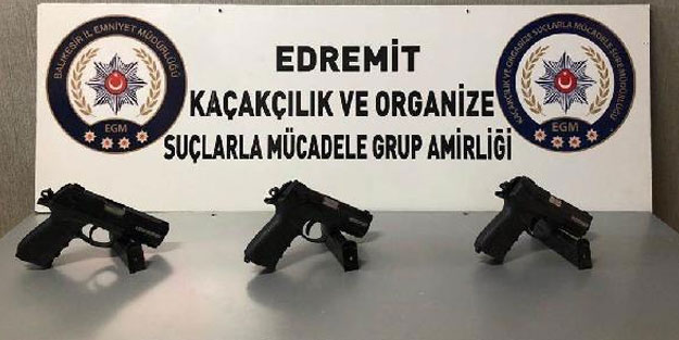 Edremit’te, kargo paketinden 3 ruhsatsız tabanca çıktı