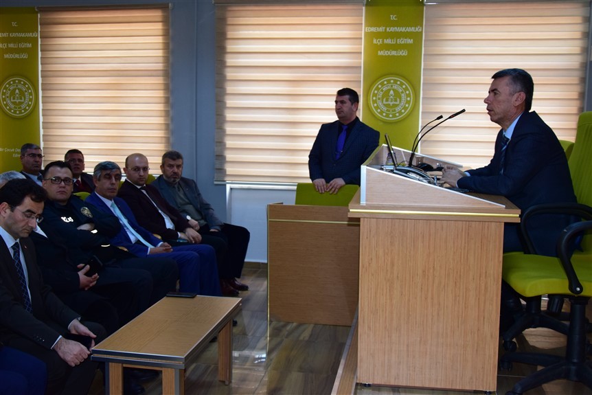 Edremit’te muhtarlara bilgilendirme toplantısı yapıldı 