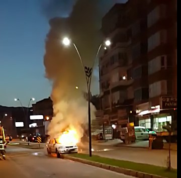 Edremit’te otomobil cayır cayır yandı 