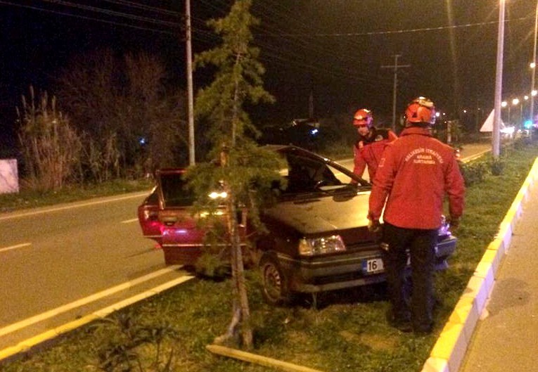 Edremit’te özel araç orta refüje çıktı 