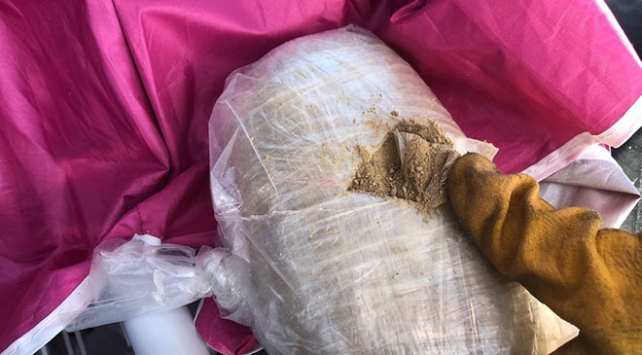Edremit'te plaj şemsiyesinin içinden uyuşturucu çıktı