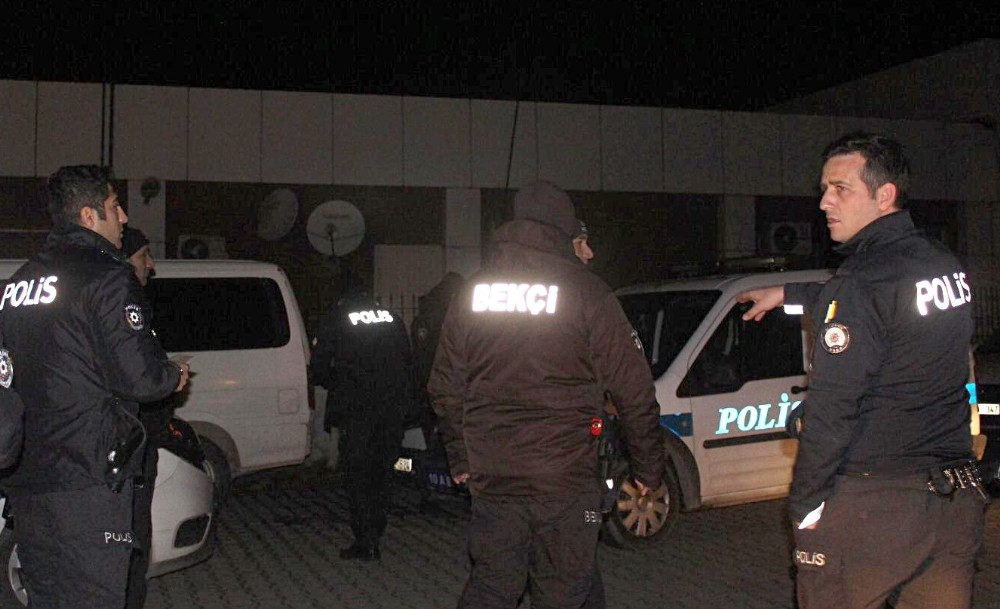 Edremit’te polis operasyonla aranan 4 kişiyi yakaladı 