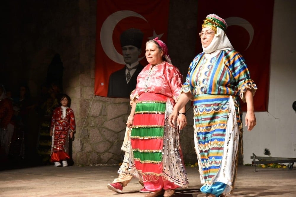 Edremit’te renkli defile 