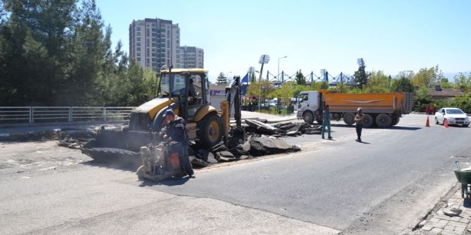 Bozuk yollarda asfalt çalışmaları devam ediyor