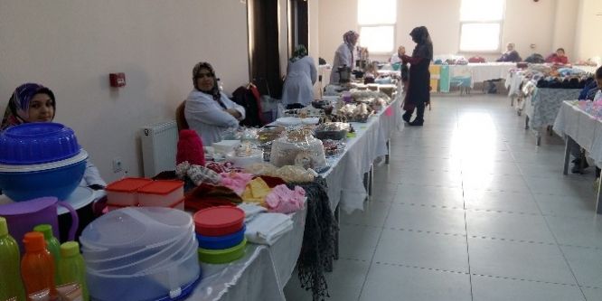 Bu pazarda askerler yemeğe ücret ödemiyor