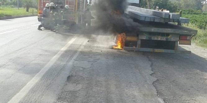 Seyir halindeki tırın lastiği yandı