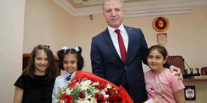 Minik öğrencilerden Vali Gül’e ziyaret