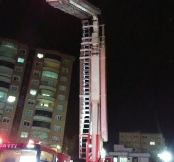 Terasta yakılan mangaldan yangın çıktı