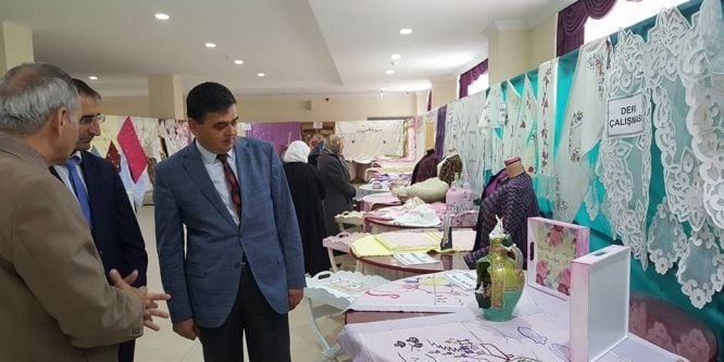 Başkan Yalçın el işi sergisine katıldı