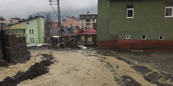 Yağışlar yolları tahrip etti