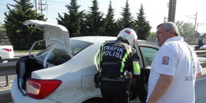 Bariyerlere çarpan otomobilin sürücüsü yaralandı