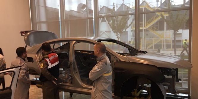 Otomobil fabrikasında jandarmaya uygulamalı eğitim