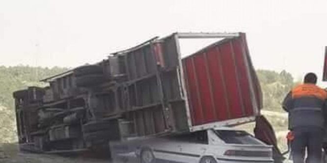 Şiddetli rüzgar kamyon devirdi