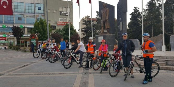 Bisiklet turu ile tarihi mekanları gezdiler