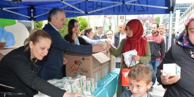 İzmit Belediyesi 4 bin paket kandil simidi dağıttı