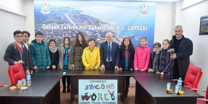 Şampiyon öğrencilerden Lapseki belediyesine ziyaret etti