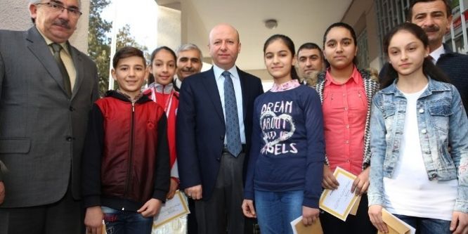 Öğrencilerin karne sevincine ortak oldu