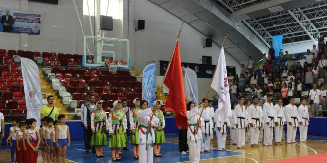 Spor merkezleri törenle açıldı