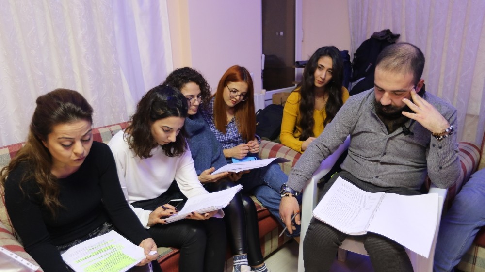 Efeler Belediyesi Şehir Tiyatrosu yüzleri güldürdü 