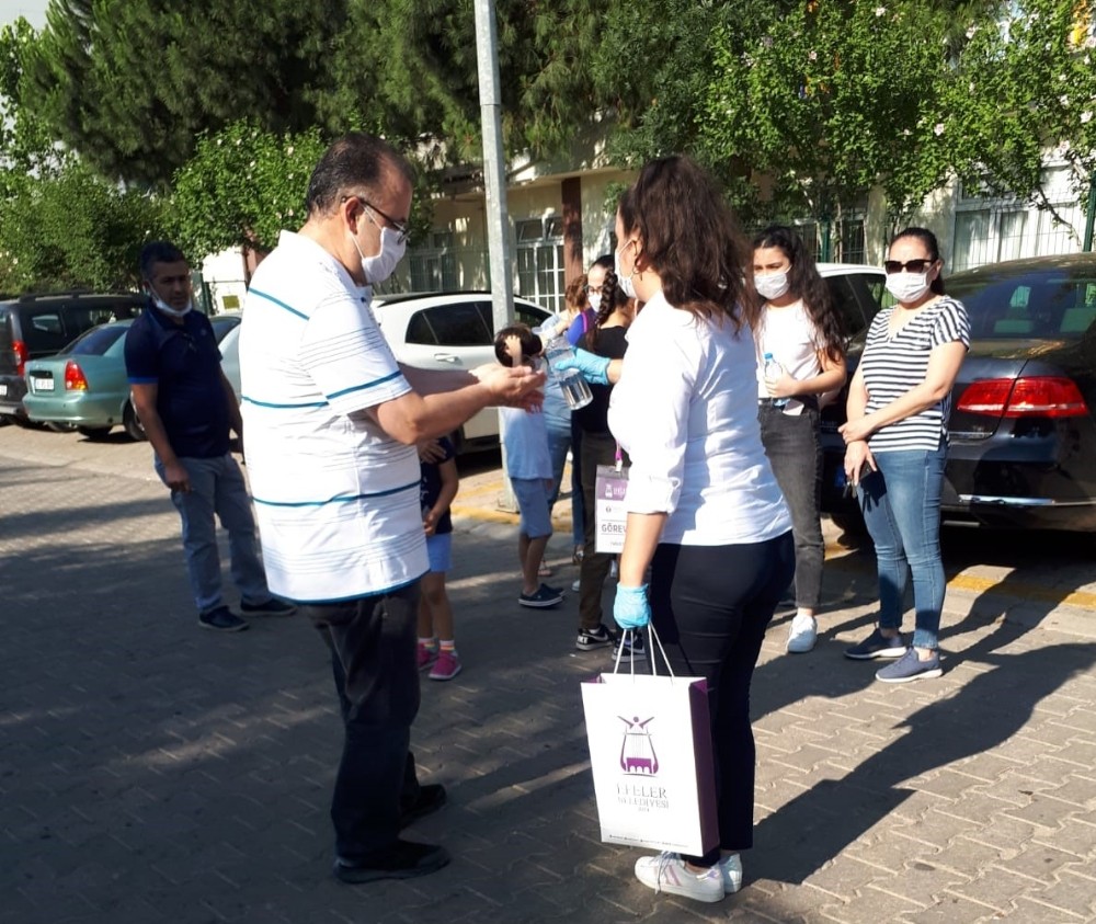 Efeler Belediyesi sınava giren öğrencileri serinletti 