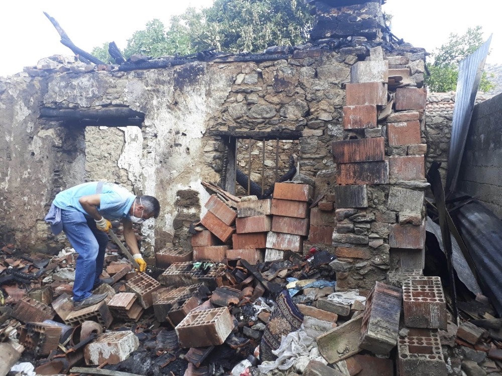 Efeler Belediyesi yanan evi temizledi 