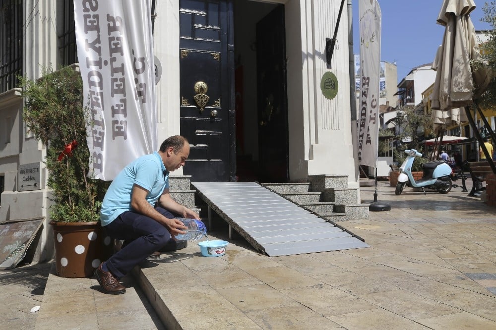 Efeler Belediyesi’nden sokak hayvanlarını serinleten uygulama 