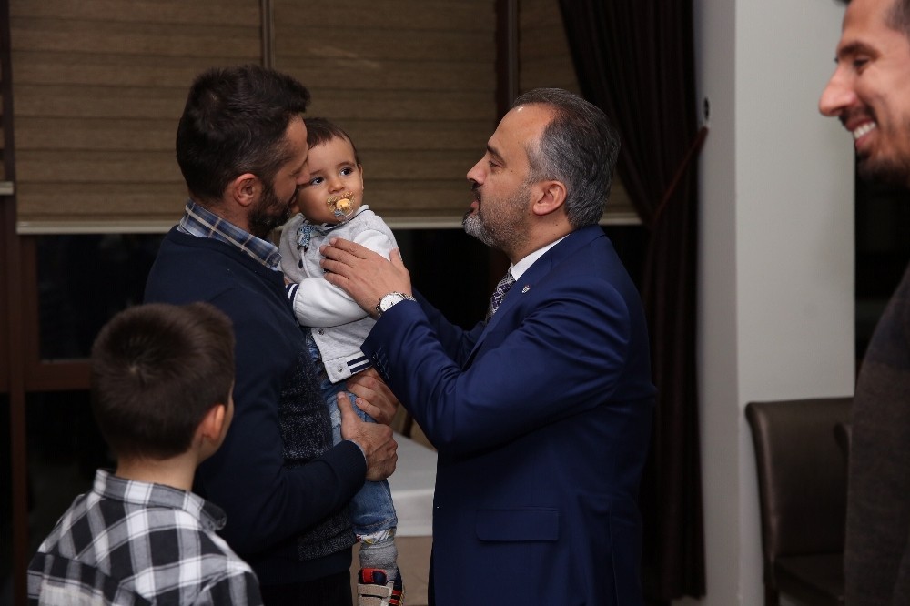 Efeler şampiyonluk pastasını çocuklarıyla kesti 