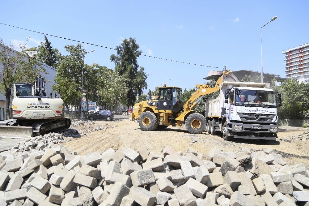 Efeler’de bozulan yollar parke taşıyla döşeniyor 