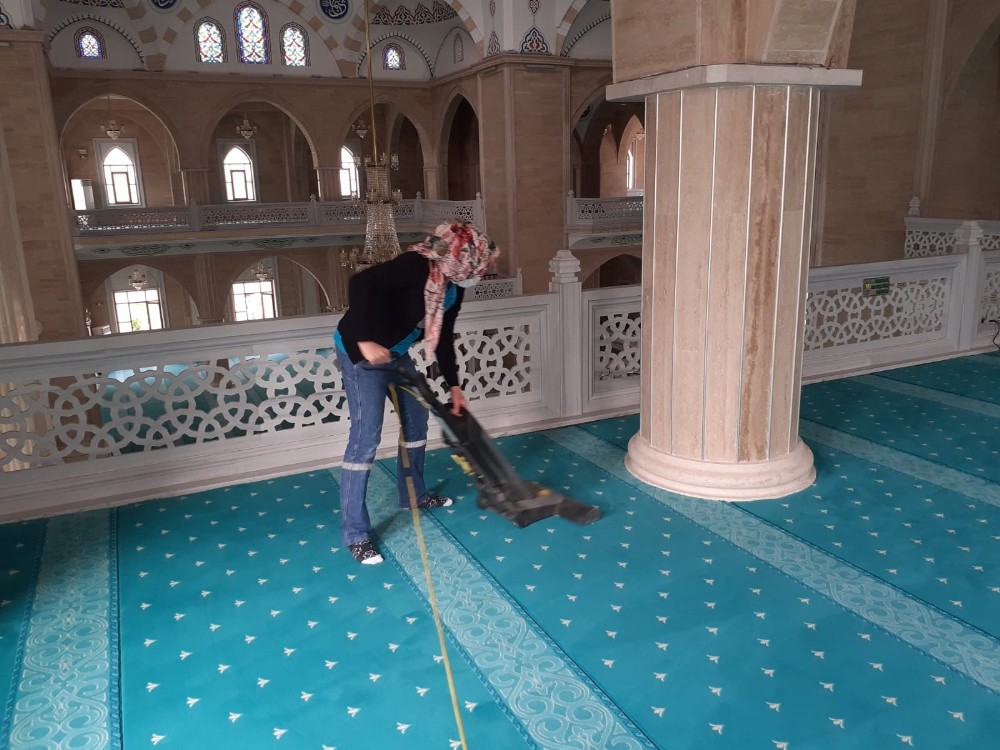 Efeler’de camiler Cuma namazı için temizlendi 