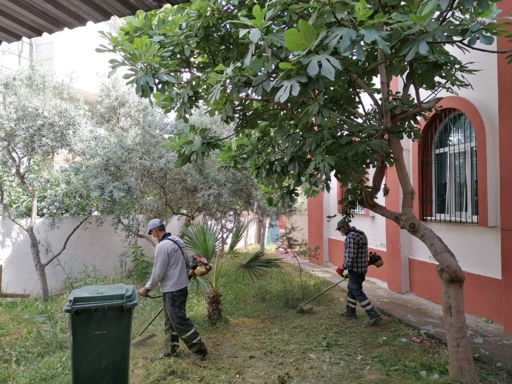 Efeler’de camiler Cuma namazına hazır 