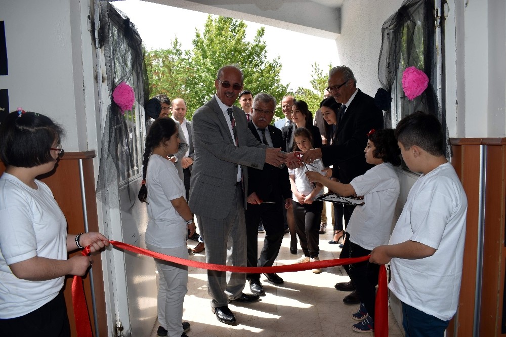 Efeler’de engelsiz sergi 