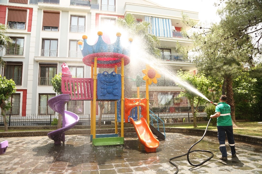 Efeler’de parklarda temizlik çalışması gerçekleştirdi 