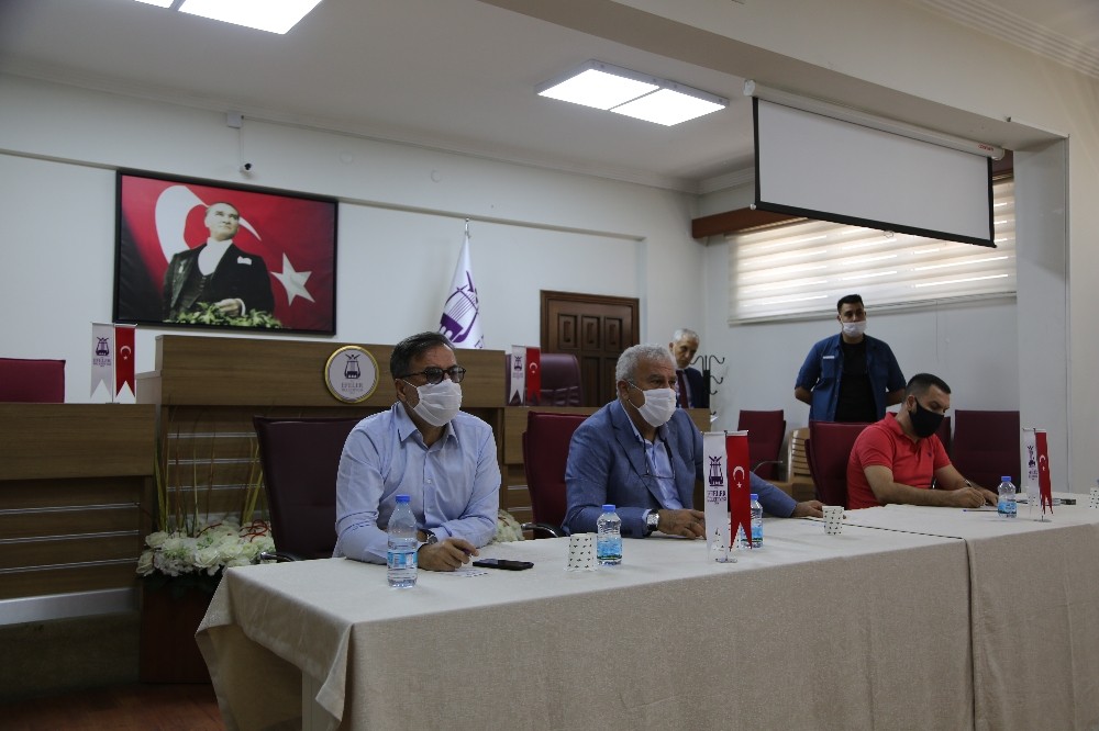 Efeler’de pazar yerleri yeniden düzenlendi 