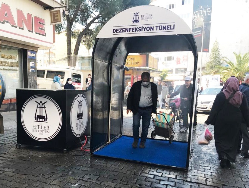 Efeler’de pazaryerlerine dezenfeksiyon tünelinden giriliyor 
