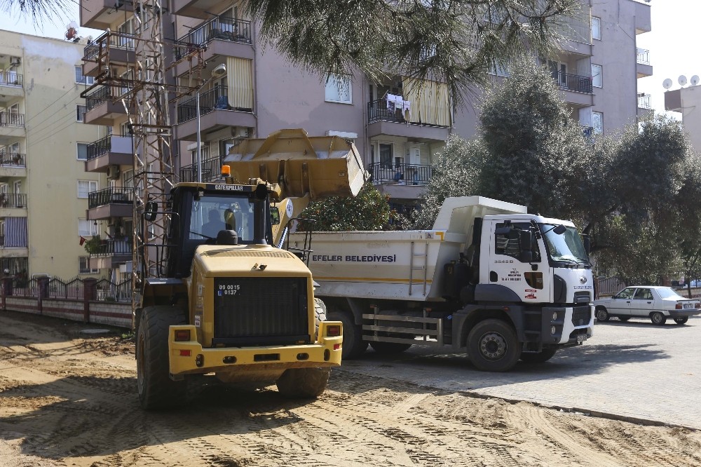 Efeler’de sokak yenileme çalışmaları devam ediyor 