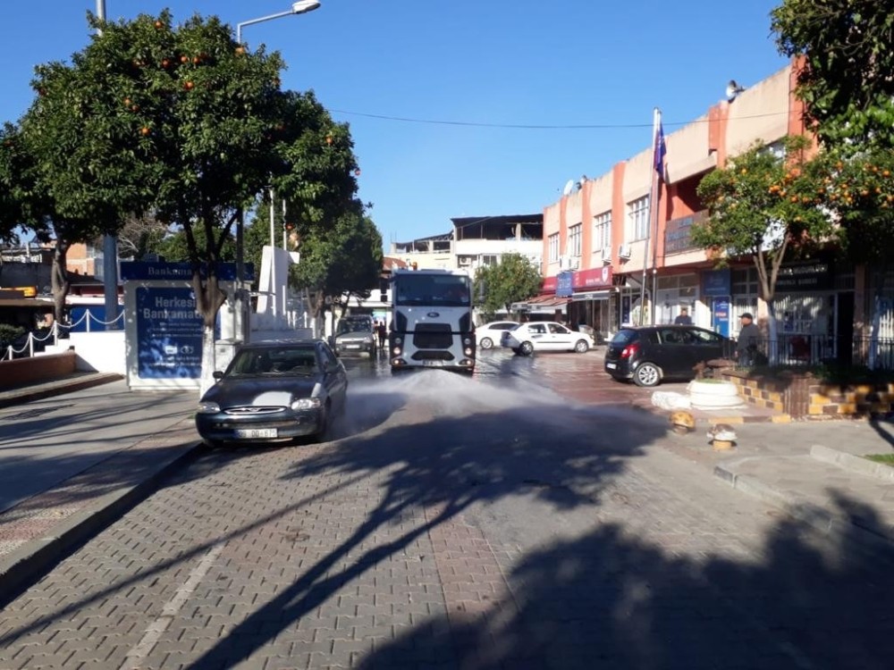 Efeler’de temizlik ve hijyen çalışmaları aralıksız sürüyor 