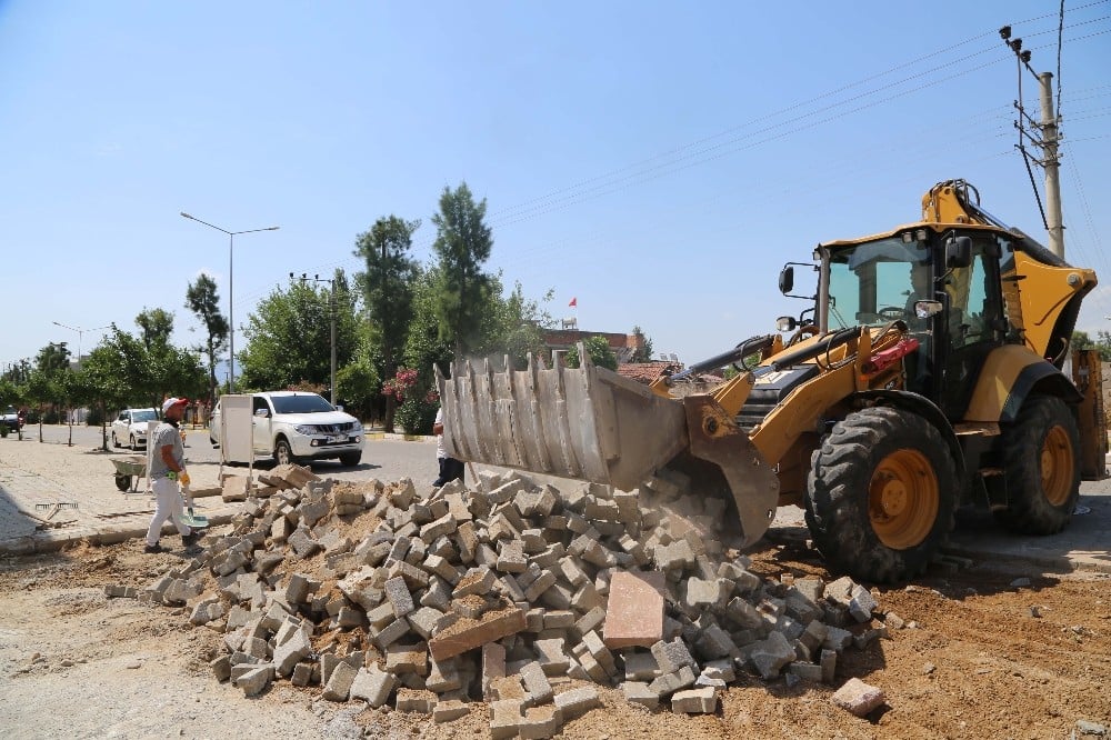 Efeler’de yol çalışmaları devam ediyor 