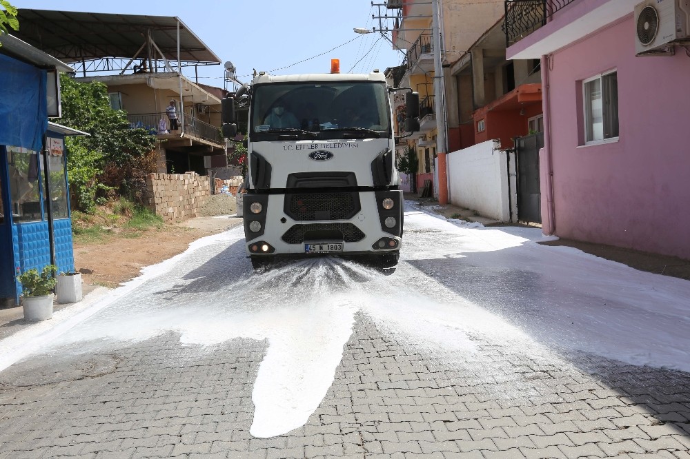 Efeler’deki sokaklar ve kaldırımlar köpüklü suyla yıkanıyor 