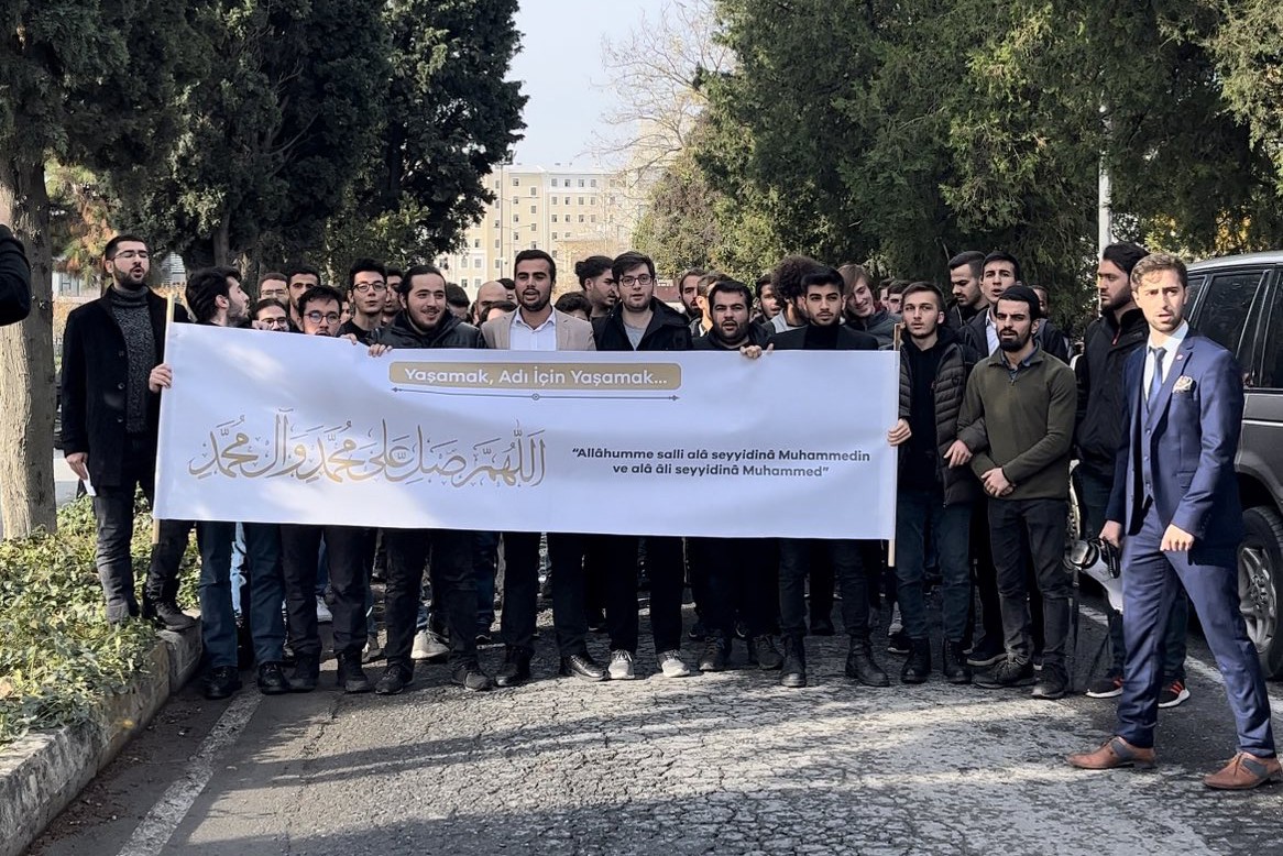 YTÜ'deki Müslüman öğrenciler Uğur Kutay'a karşı ayaklandı!